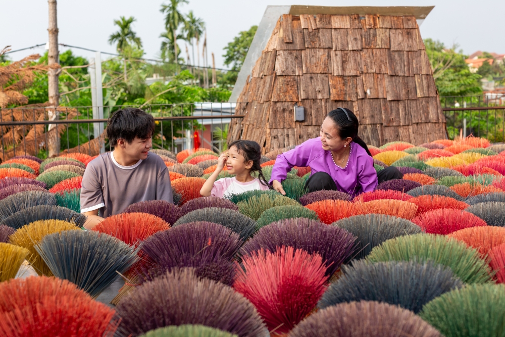 Niềm vui của bé Nếp lại vô tình khiến nỗi nhớ của mẹ và em Tú thêm day dứt